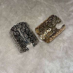 Wrist cuffs in gold and silver colour